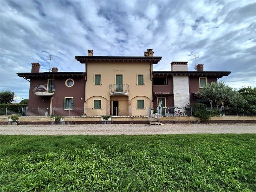 casa indipendente in vendita a Villafranca di Verona in zona Quaderni