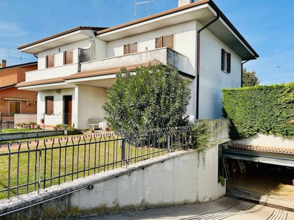 casa indipendente in vendita a Villafranca di Verona