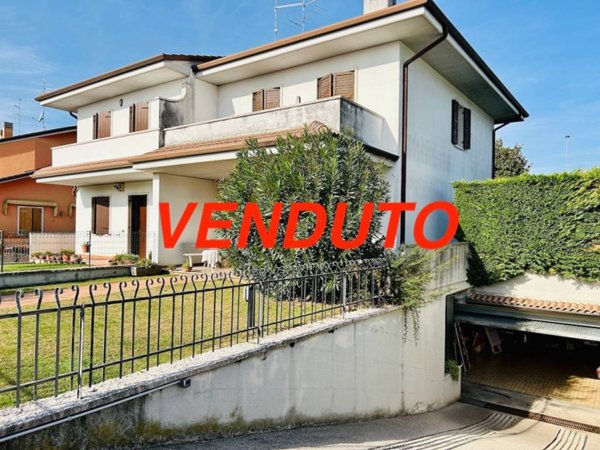 casa indipendente in vendita a Villafranca di Verona