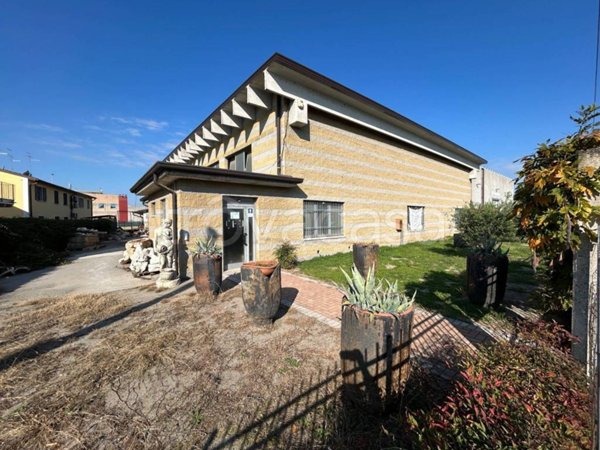 locale commerciale in vendita a Villafranca di Verona