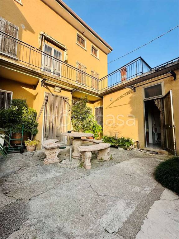 casa indipendente in vendita a Villafranca di Verona in zona Quaderni