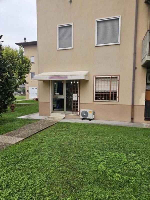 negozio in vendita a Villafranca di Verona in zona Dossobuono