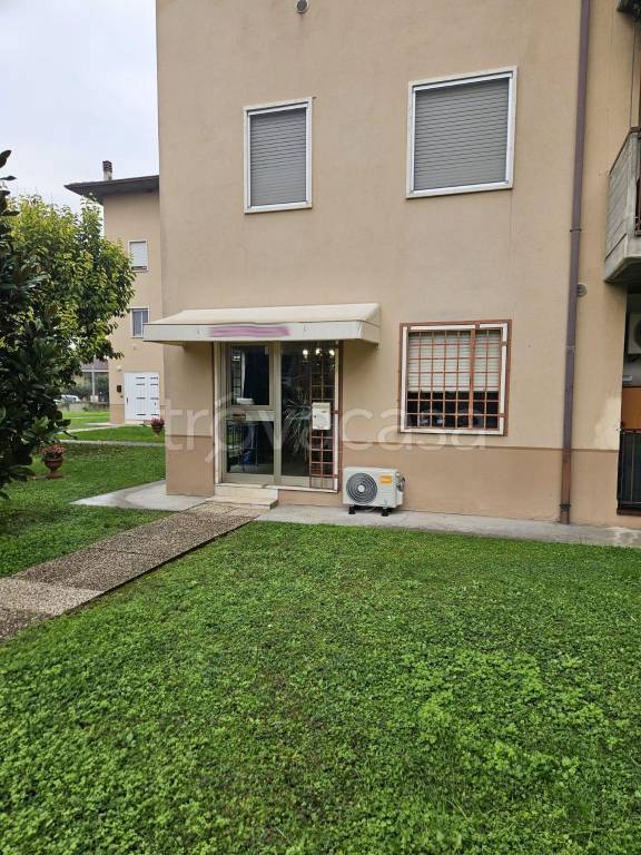 negozio in vendita a Villafranca di Verona in zona Dossobuono