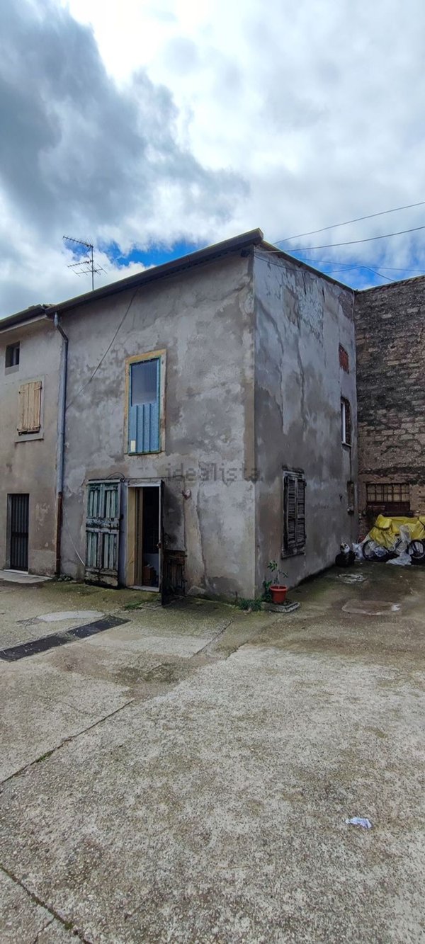 appartamento in vendita a Villafranca di Verona in zona Quaderni