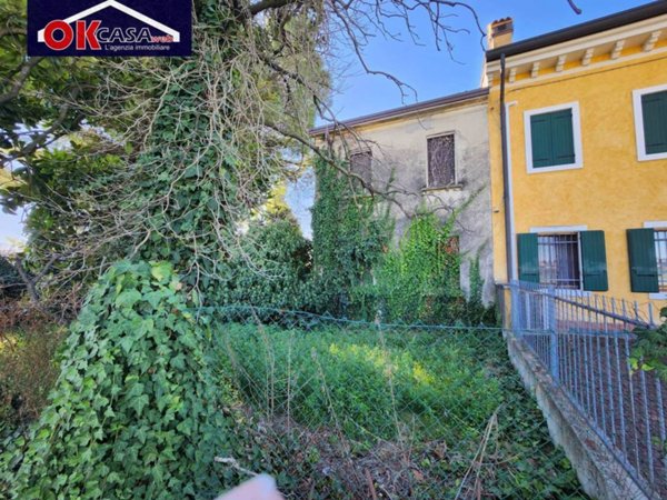 casa indipendente in vendita a Villafranca di Verona in zona Rosegaferro