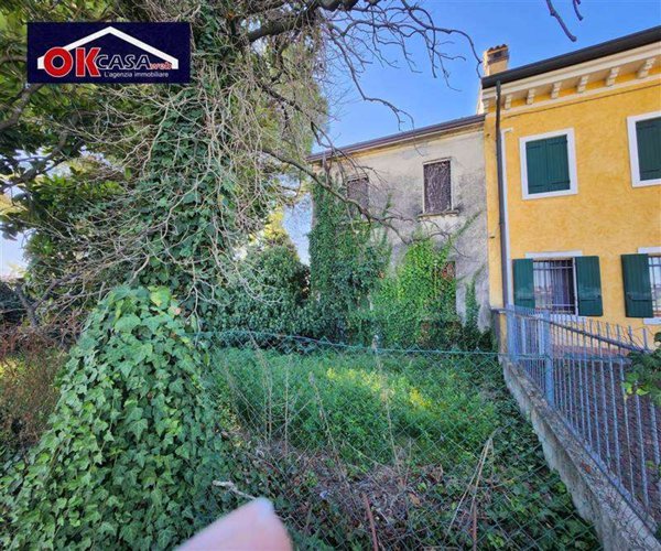 casa indipendente in vendita a Villafranca di Verona in zona Rosegaferro
