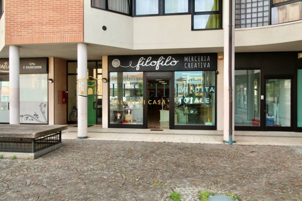 locale commerciale in vendita a Villafranca di Verona