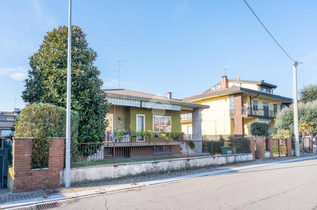 casa indipendente in vendita a Villafranca di Verona