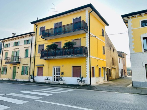 casa indipendente in vendita a Villafranca di Verona in zona Quaderni