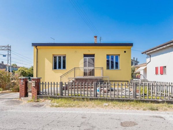 casa indipendente in vendita a Villafranca di Verona