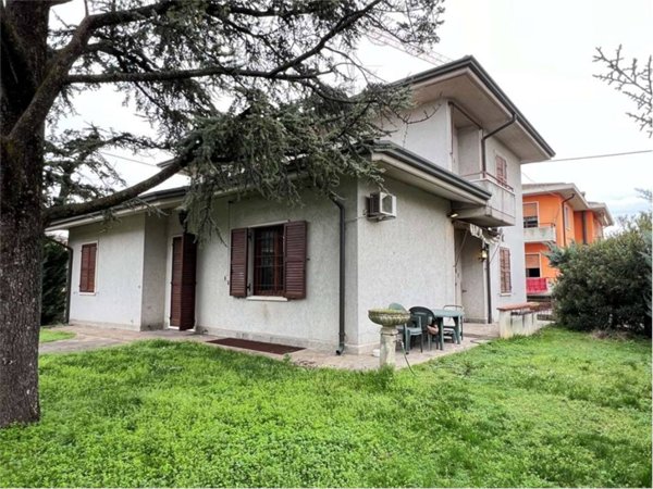 casa indipendente in vendita a Villafranca di Verona in zona Dossobuono