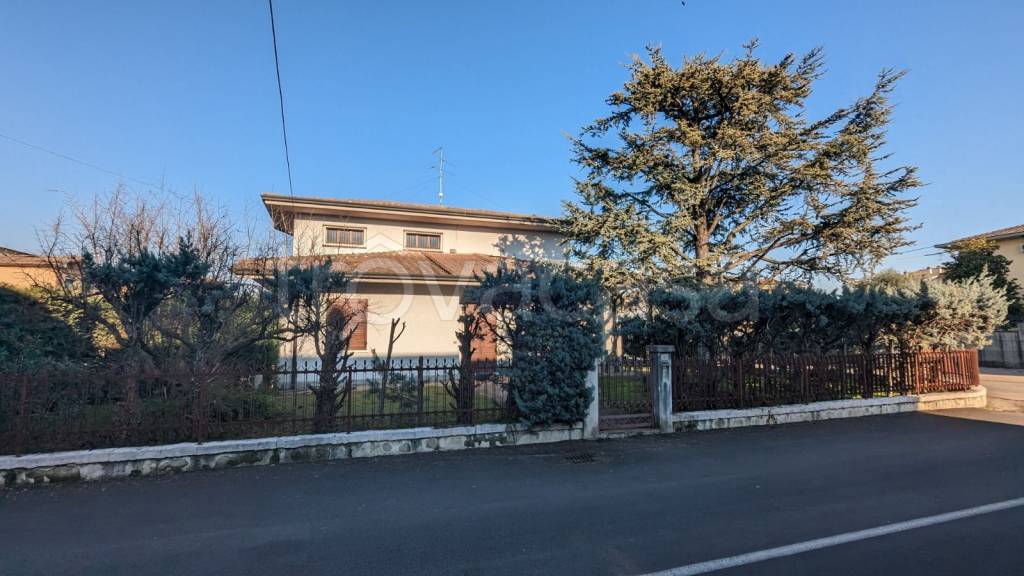 casa indipendente in vendita a Villafranca di Verona