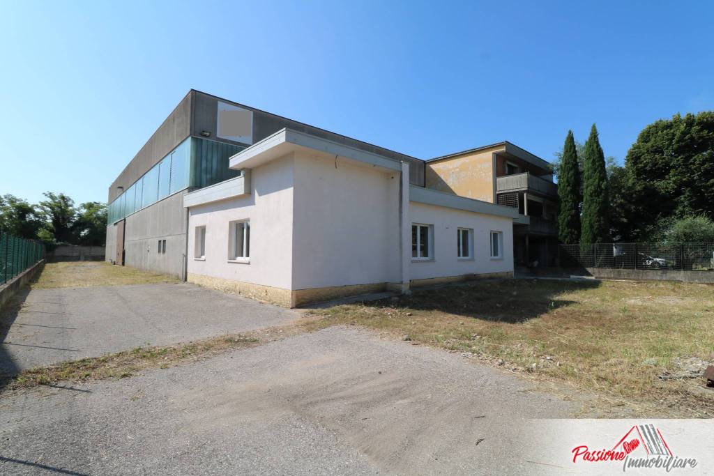 locale commerciale in vendita a Villafranca di Verona in zona Dossobuono