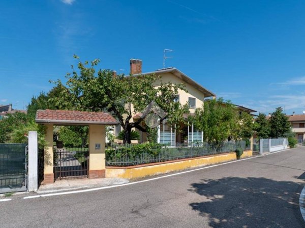 casa indipendente in vendita a Villafranca di Verona