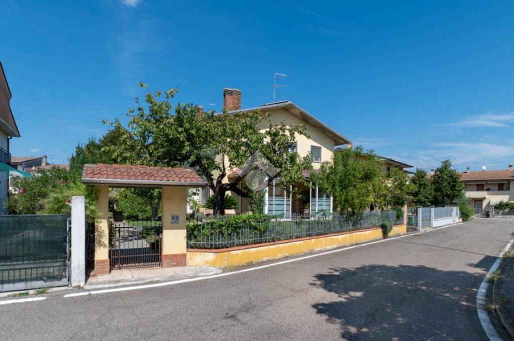 casa indipendente in vendita a Villafranca di Verona