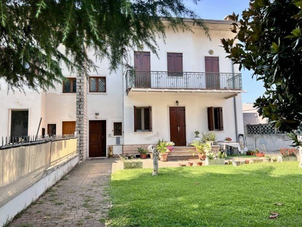casa indipendente in vendita a Villafranca di Verona