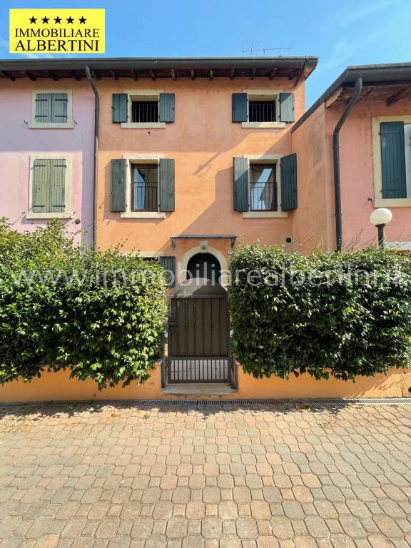 casa indipendente in vendita a Villafranca di Verona