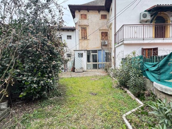 casa indipendente in vendita a Villafranca di Verona in zona Alpo