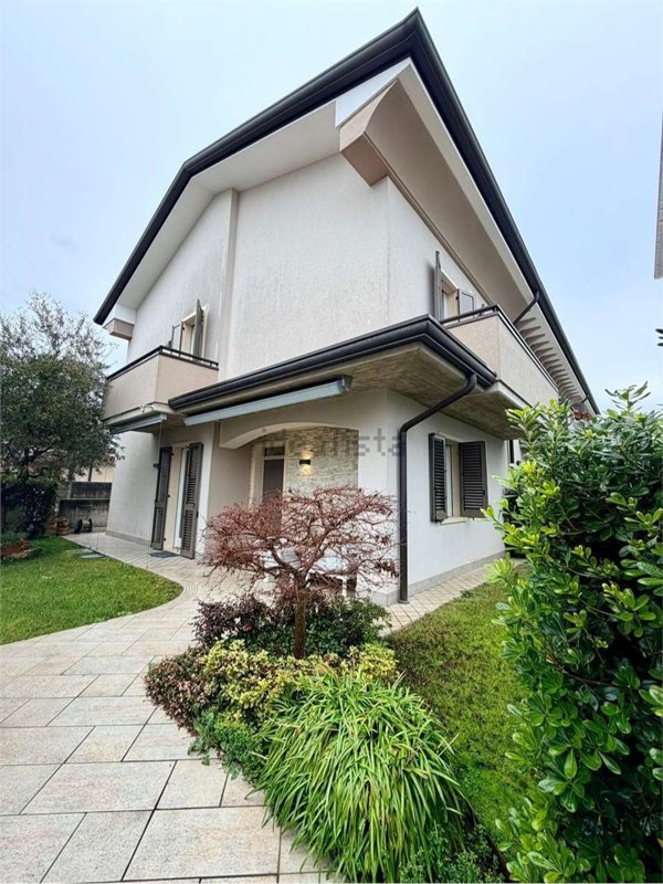 casa indipendente in vendita a Villafranca di Verona