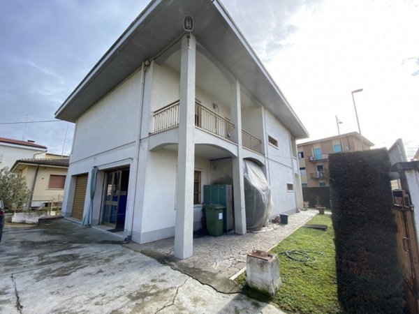 casa indipendente in vendita a Villafranca di Verona