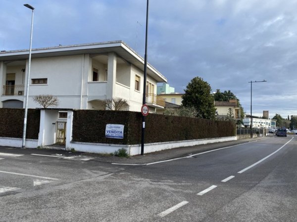 casa indipendente in vendita a Villafranca di Verona