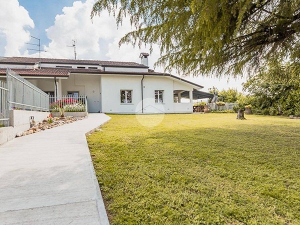 casa indipendente in vendita a Villafranca di Verona