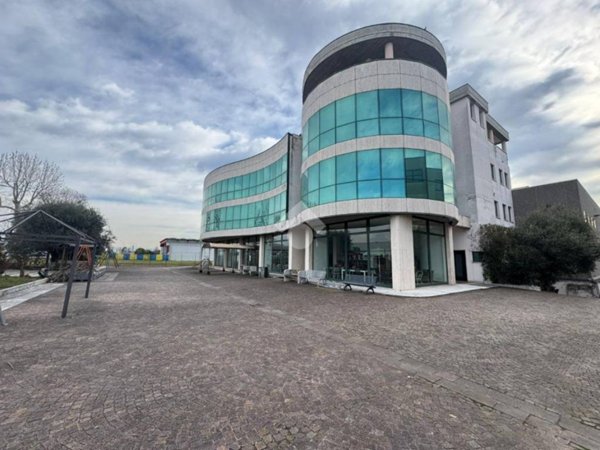 locale commerciale in vendita a Villafranca di Verona in zona Dossobuono