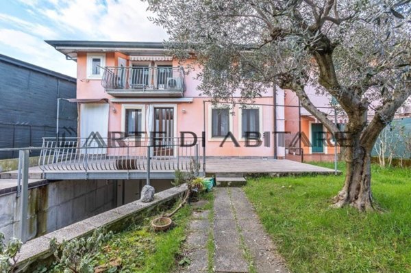 casa indipendente in vendita a Villafranca di Verona