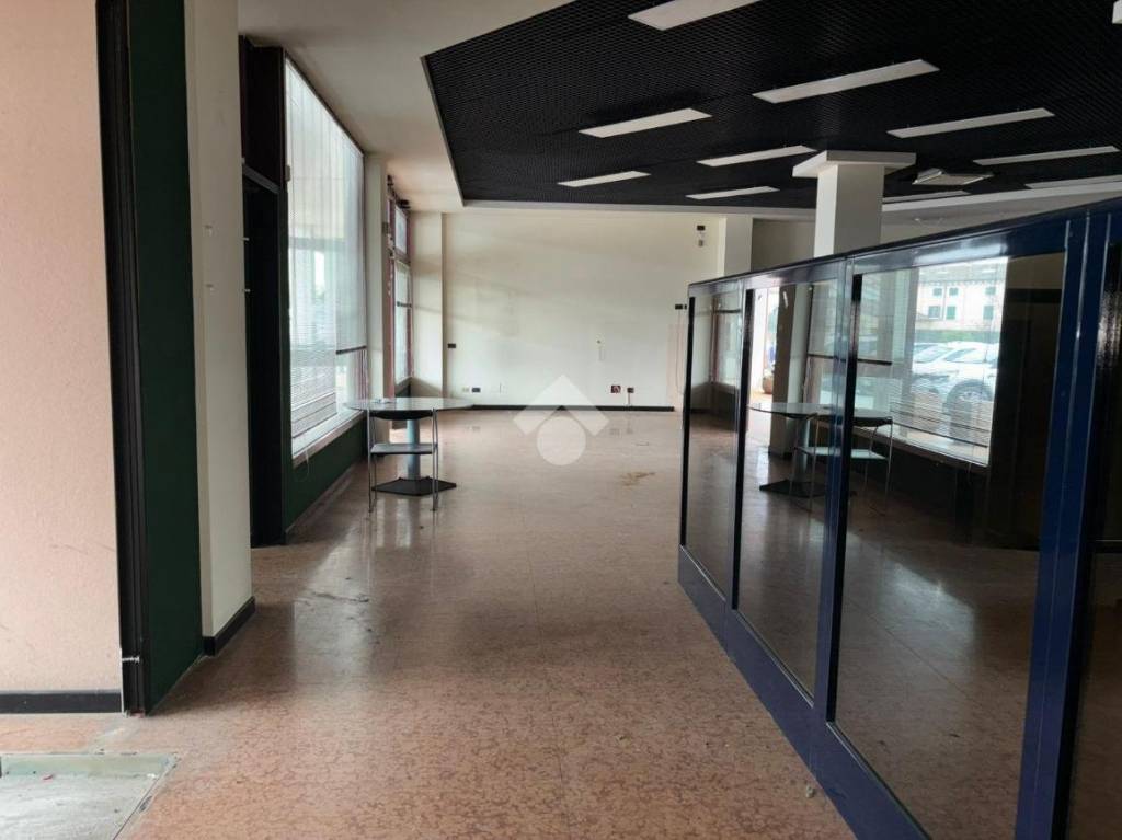 negozio in vendita a Villafranca di Verona
