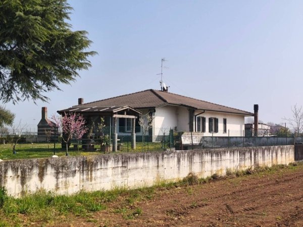 casa indipendente in vendita a Villafranca di Verona