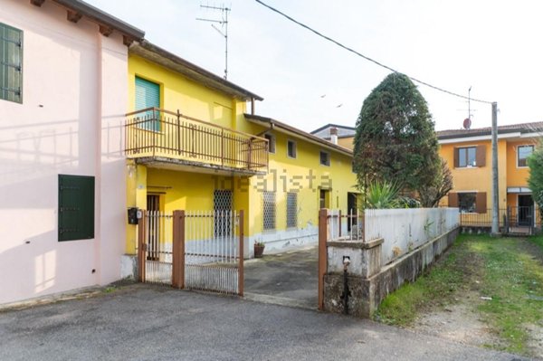 casa indipendente in vendita a Villafranca di Verona in zona Dossobuono