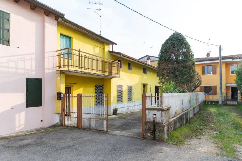 casa indipendente in vendita a Villafranca di Verona in zona Dossobuono
