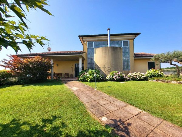 casa indipendente in vendita a Villafranca di Verona