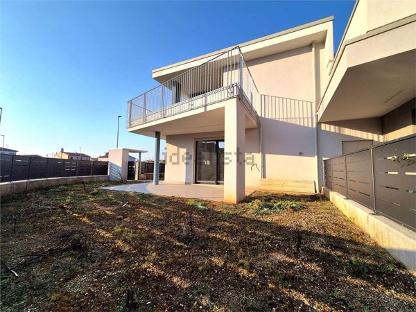 casa indipendente in vendita a Villafranca di Verona