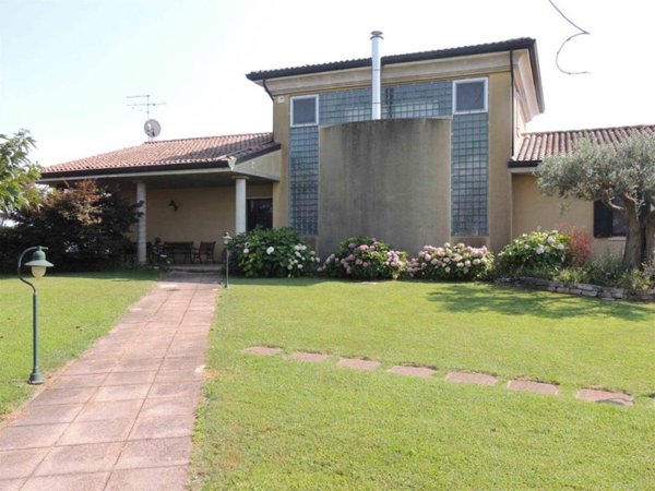 casa indipendente in vendita a Villafranca di Verona