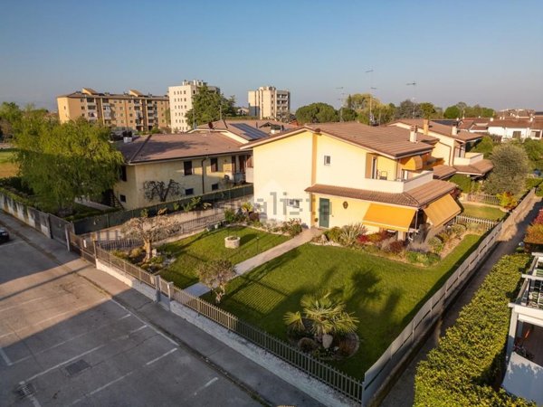 casa indipendente in vendita a Villafranca di Verona