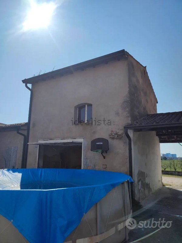 locale di sgombero in vendita a Villafranca di Verona