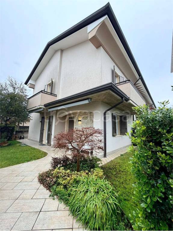 casa indipendente in vendita a Villafranca di Verona