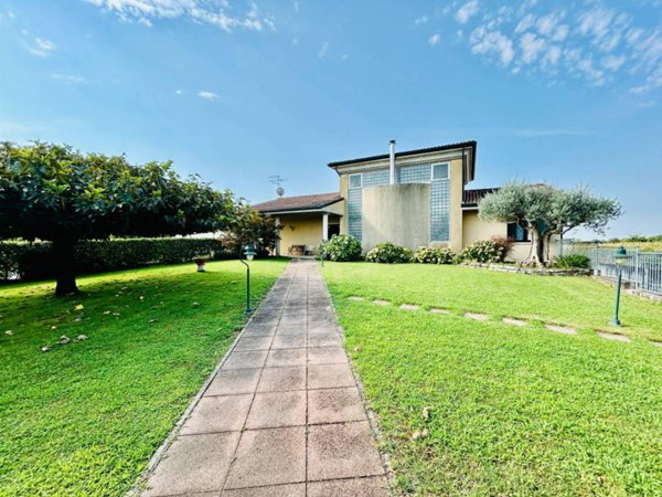 casa indipendente in vendita a Villafranca di Verona
