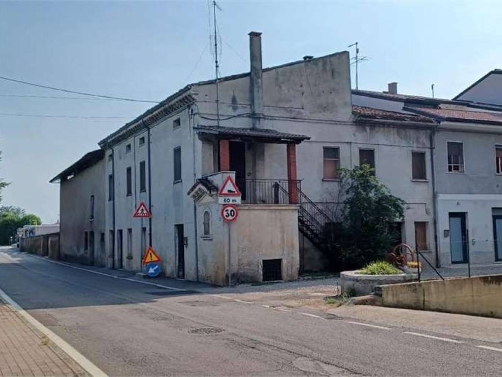 casa indipendente in vendita a Villafranca di Verona in zona Quaderni