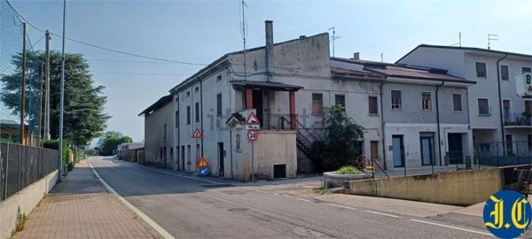 locale di sgombero in vendita a Villafranca di Verona in zona Quaderni