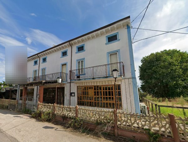 negozio in vendita a Villafranca di Verona in zona Quaderni