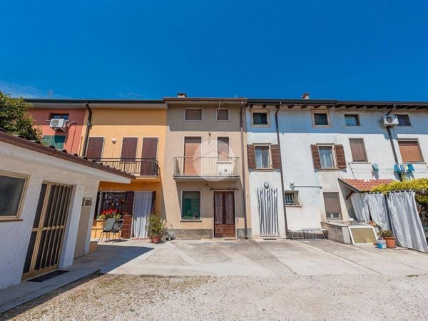 casa indipendente in vendita a Villafranca di Verona in zona Quaderni