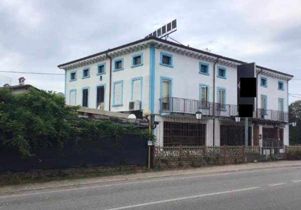 negozio in vendita a Villafranca di Verona in zona Quaderni