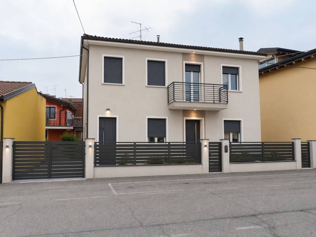 appartamento in vendita a Villafranca di Verona in zona Dossobuono