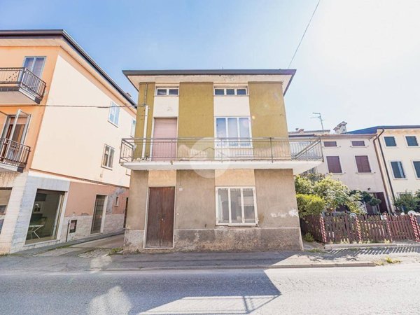 casa indipendente in vendita a Villafranca di Verona in zona Quaderni