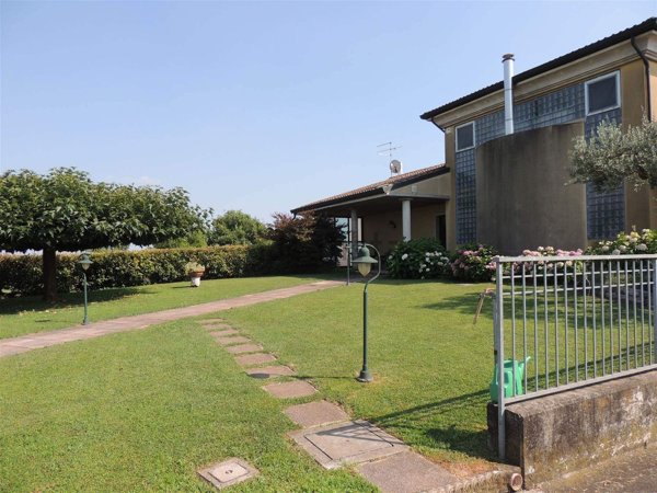 casa indipendente in vendita a Villafranca di Verona in zona Pizzoletta