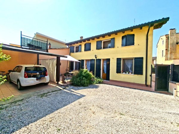 casa indipendente in vendita a Villafranca di Verona in zona Quaderni