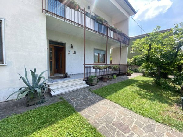 casa indipendente in vendita a Villafranca di Verona in zona Dossobuono