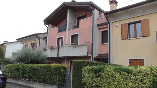 casa indipendente in vendita a Villafranca di Verona